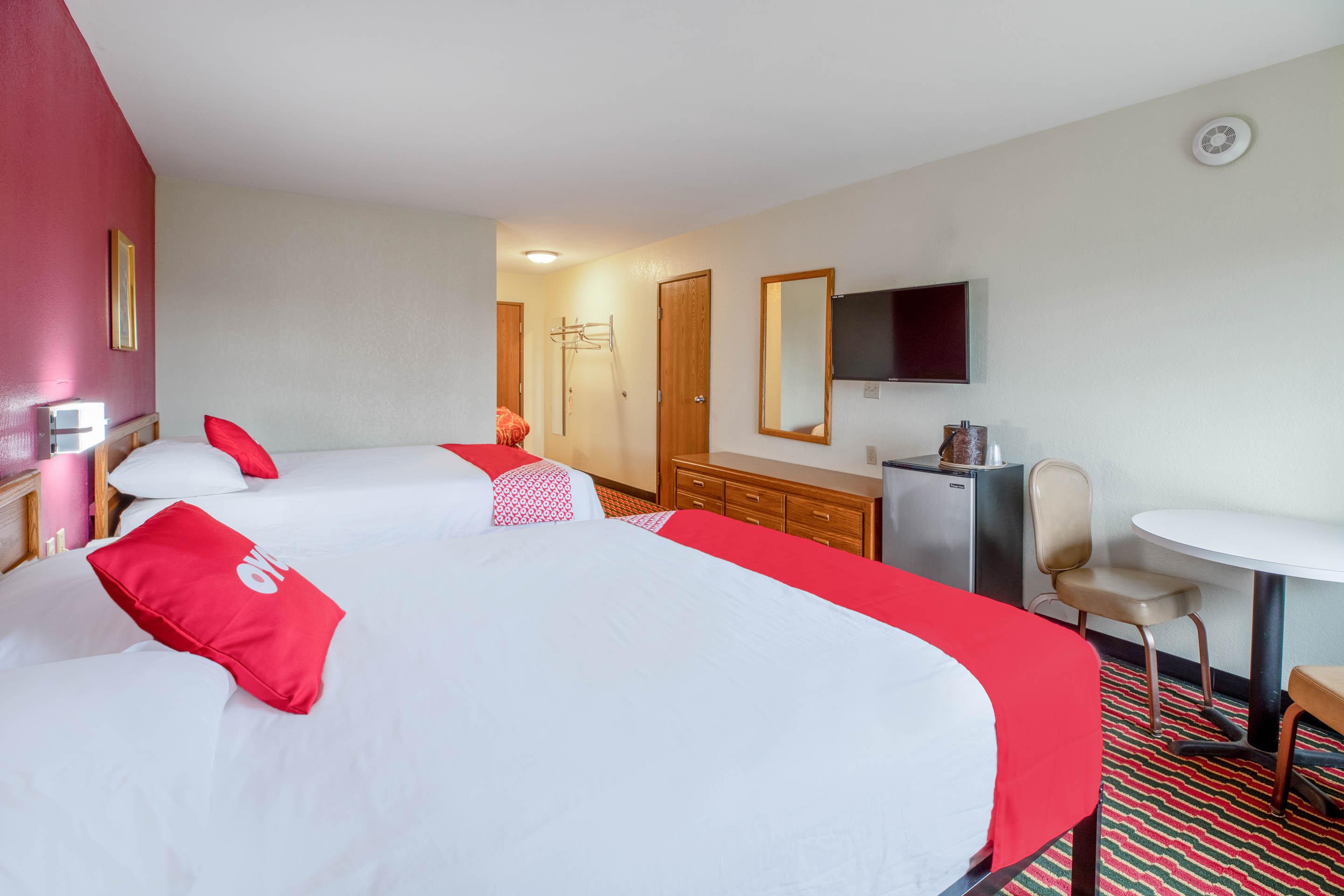 Oyo Hotel Chesaning Route 52 & Hwy 57 Bagian luar foto