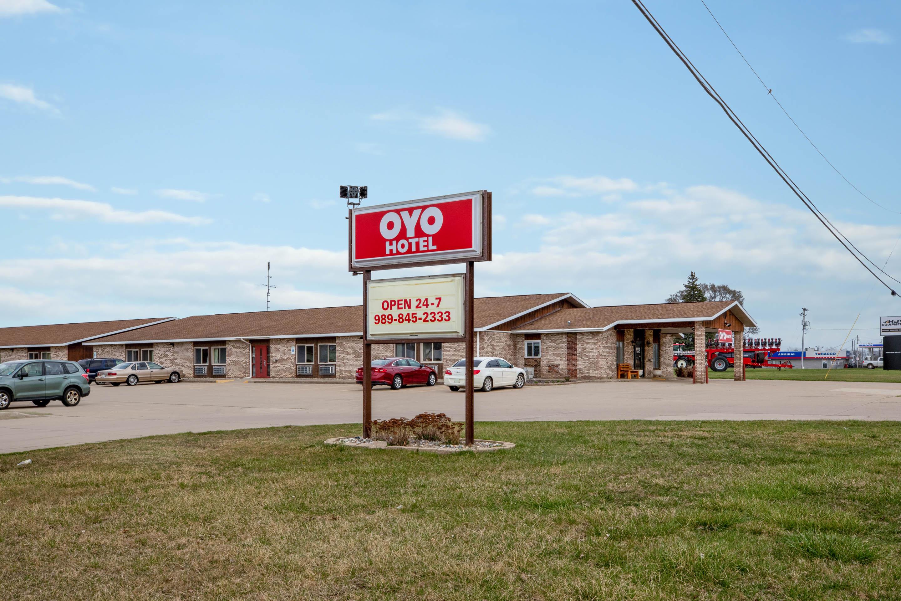 Oyo Hotel Chesaning Route 52 & Hwy 57 Bagian luar foto
