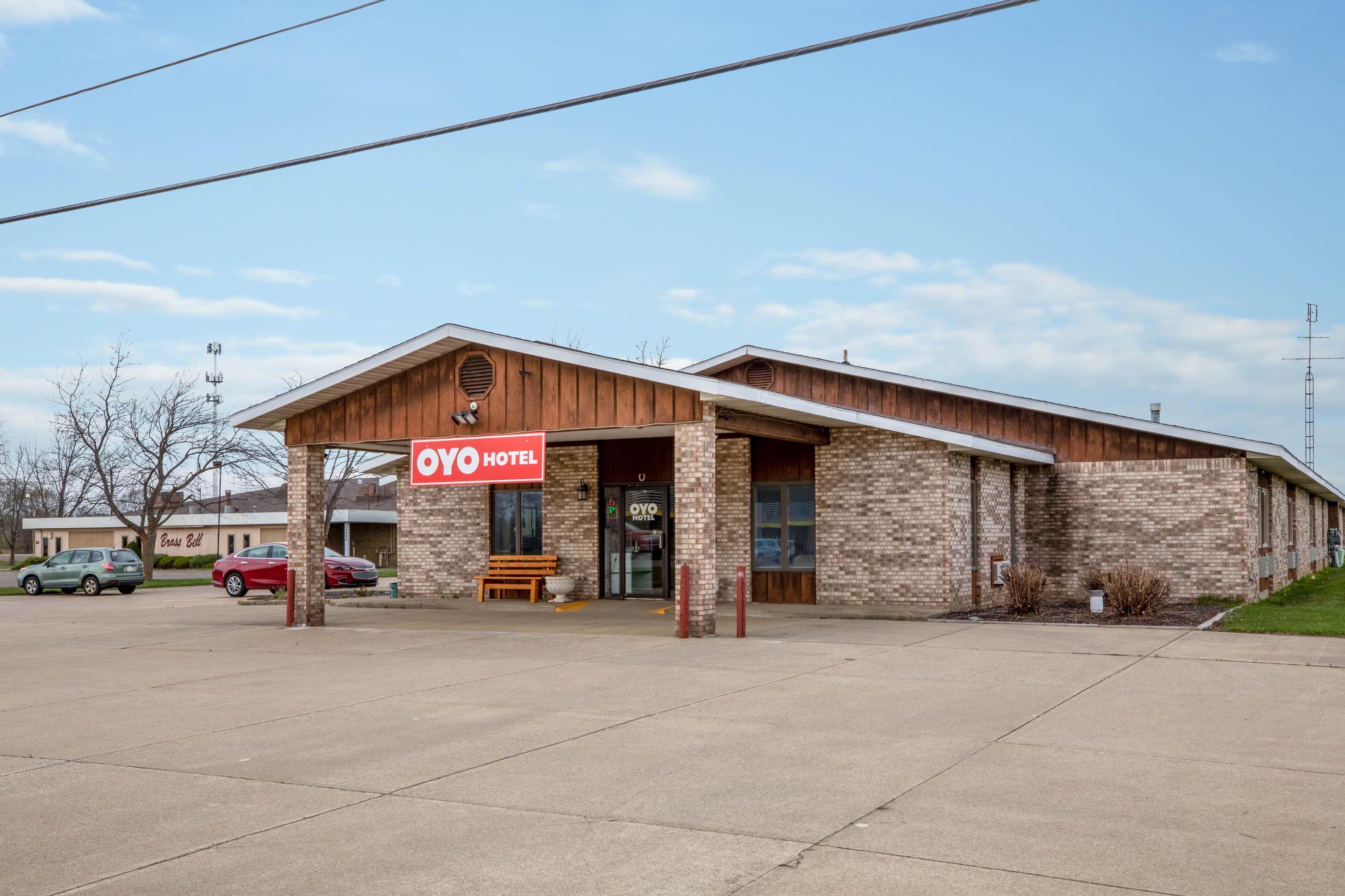 Oyo Hotel Chesaning Route 52 & Hwy 57 Bagian luar foto