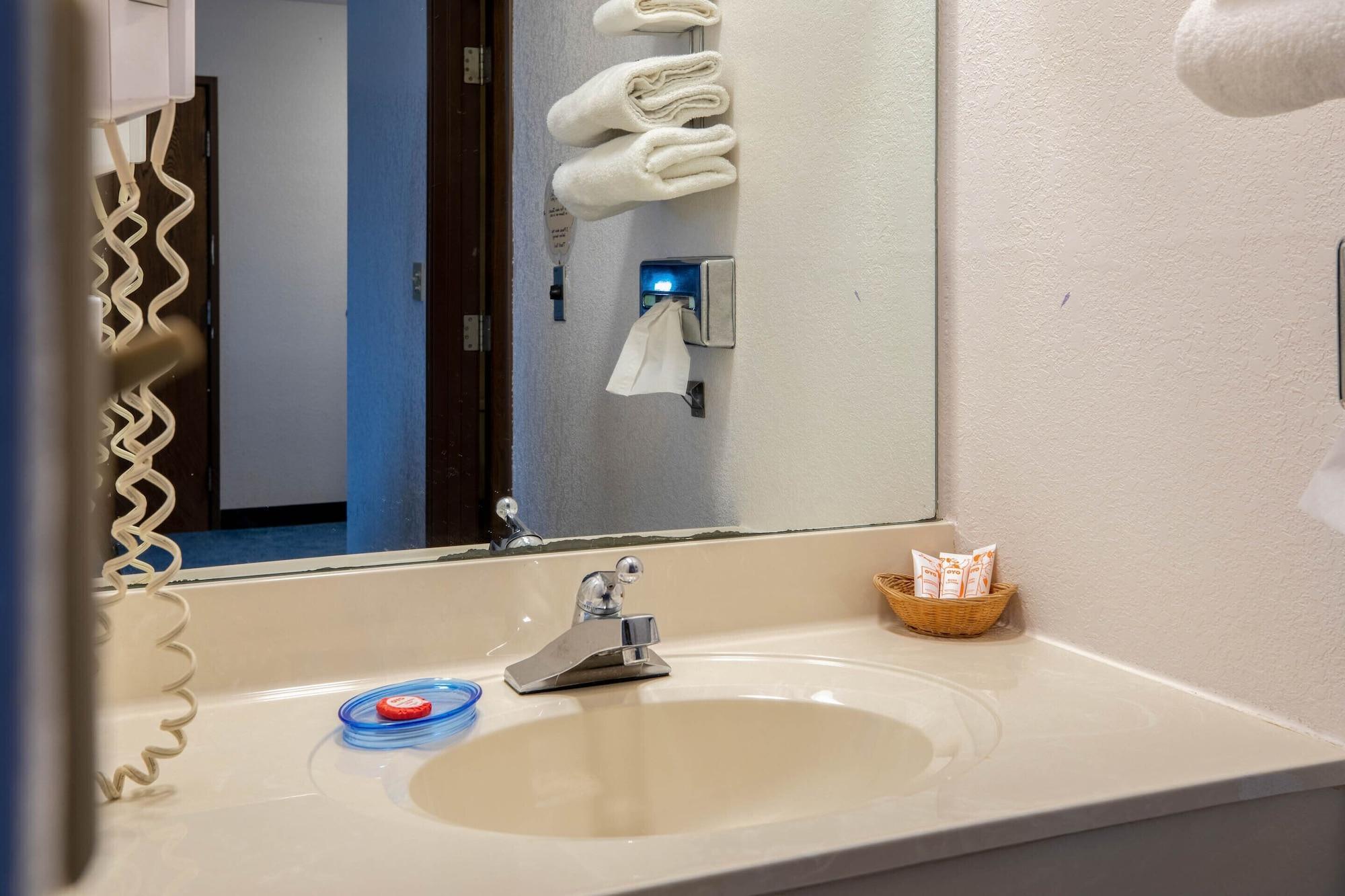 Oyo Hotel Chesaning Route 52 & Hwy 57 Bagian luar foto