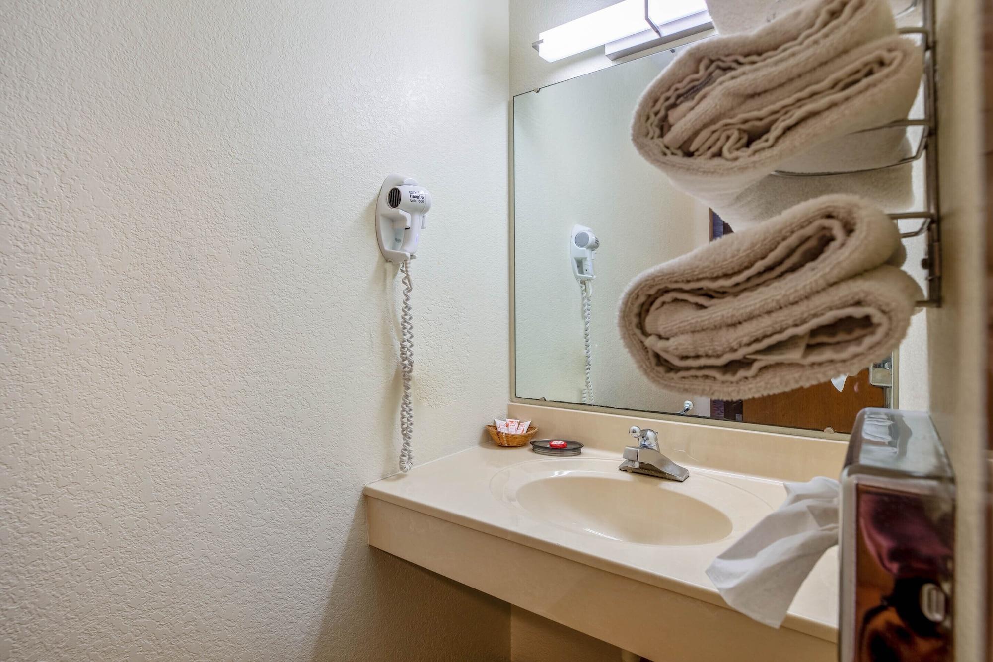Oyo Hotel Chesaning Route 52 & Hwy 57 Bagian luar foto