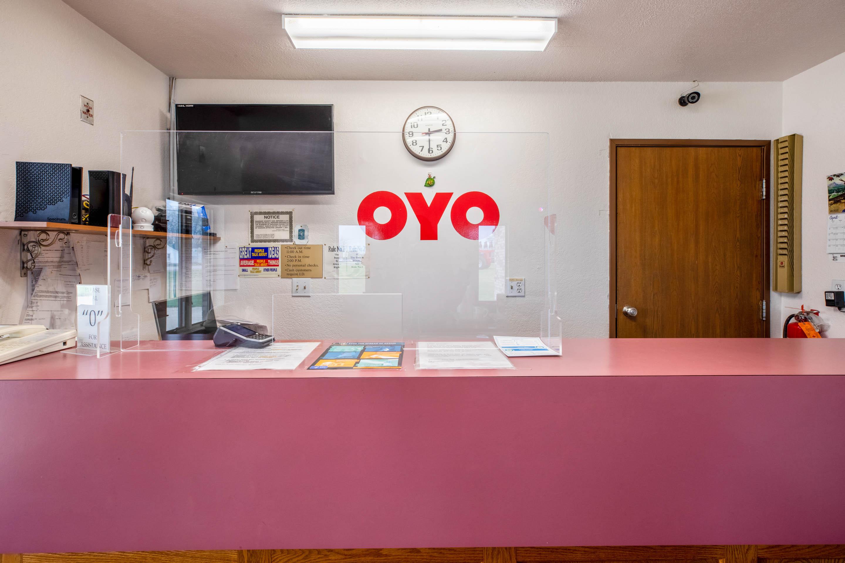 Oyo Hotel Chesaning Route 52 & Hwy 57 Bagian luar foto